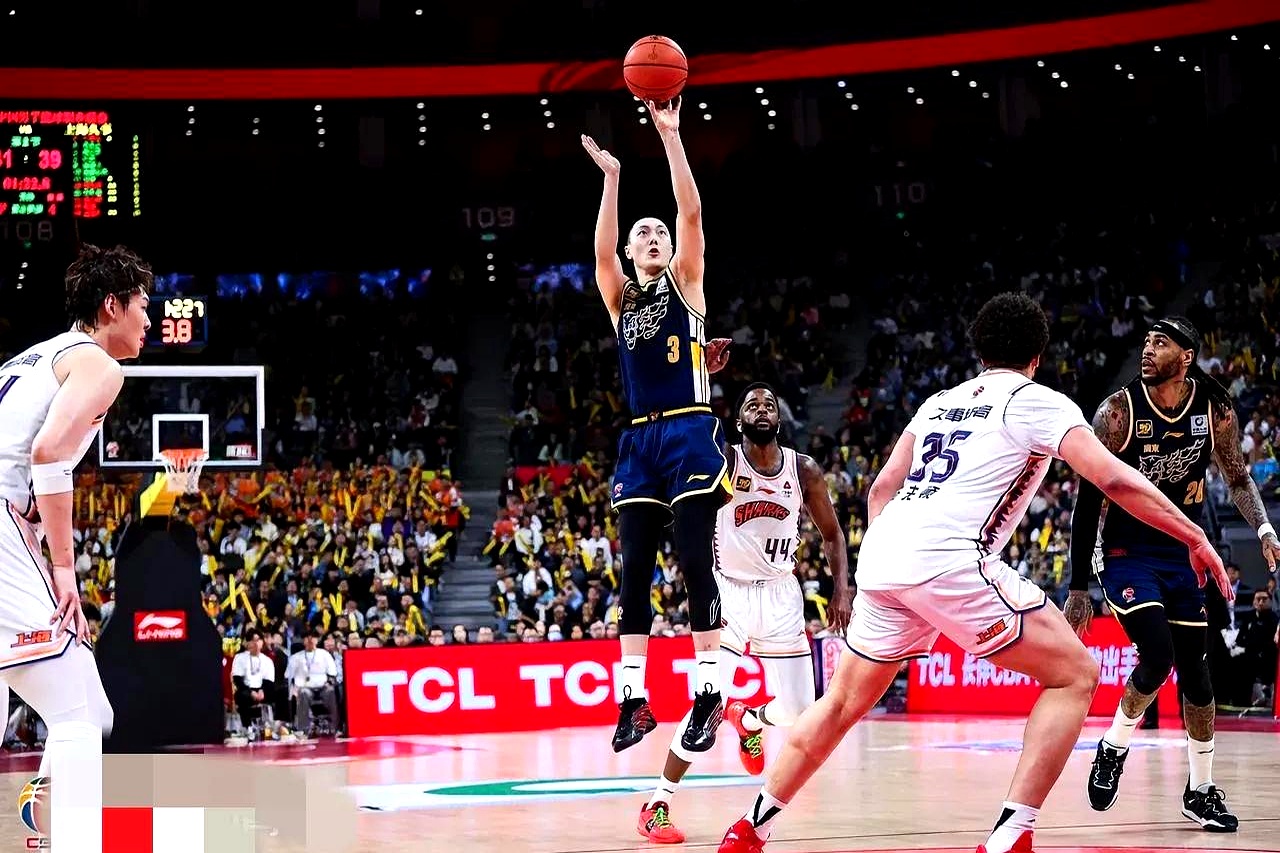 赛场关键时刻，球队快速调整战术取得胜利