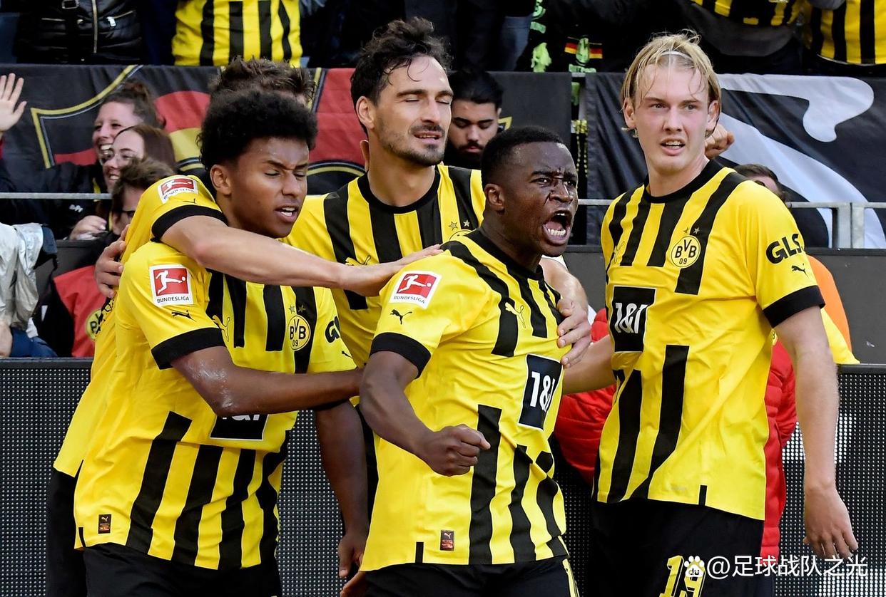 多特蒙德队员赛后庆祝夺冠,球队士气高涨 多特蒙德队员赛后庆祝夺冠,球队士气高涨