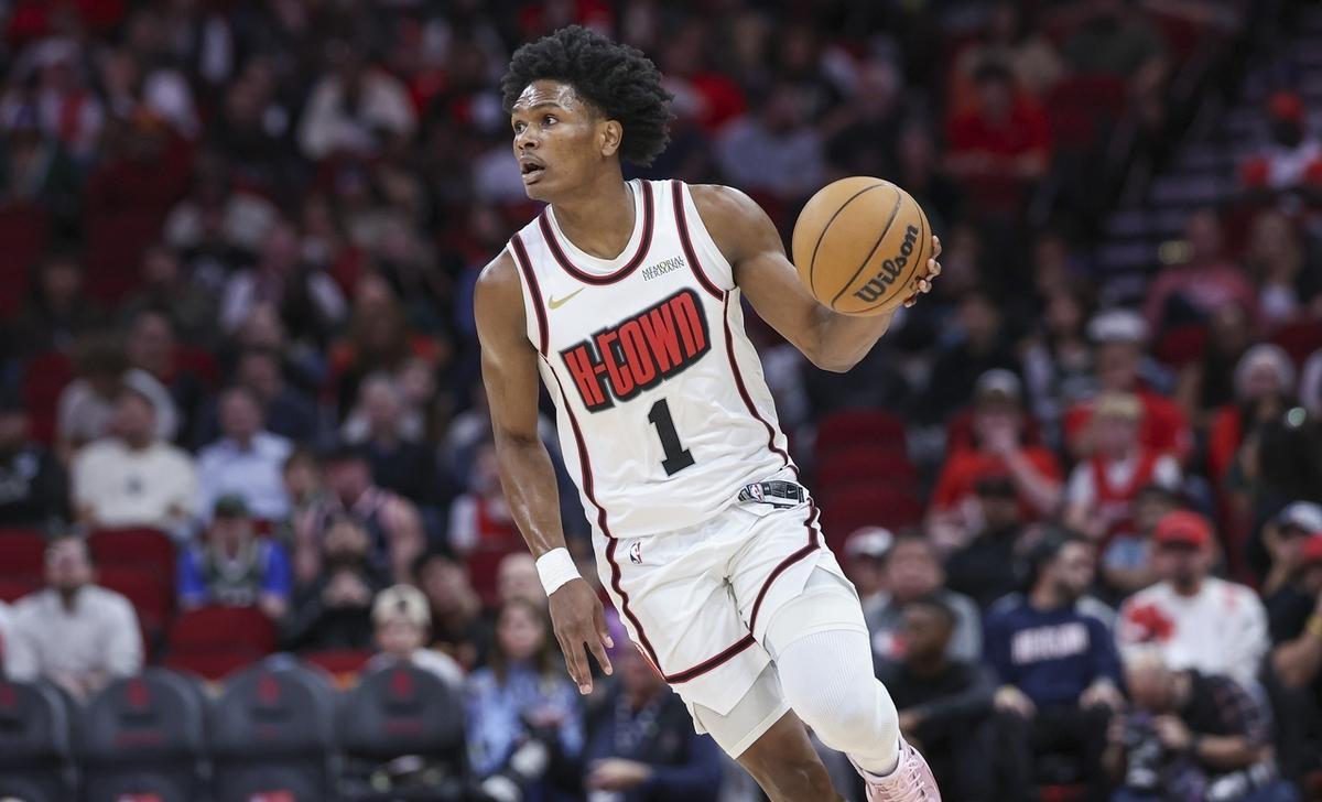 火箭队与马刺队激战,双方顽强拼搏 火箭队与马刺队激战,双方顽强拼搏