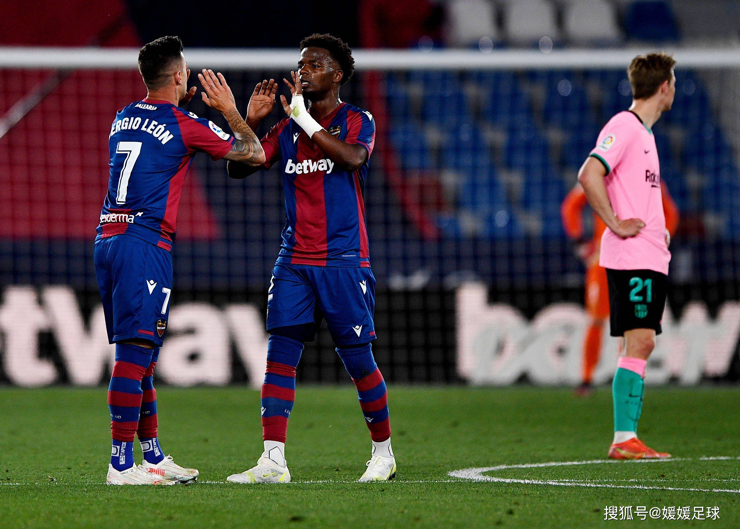 沙尔克04球员打败对手赢得比赛