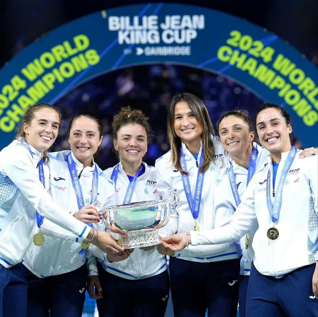 包含意大利女足金靴出击，轻松击败对手跻身比赛四强的词条