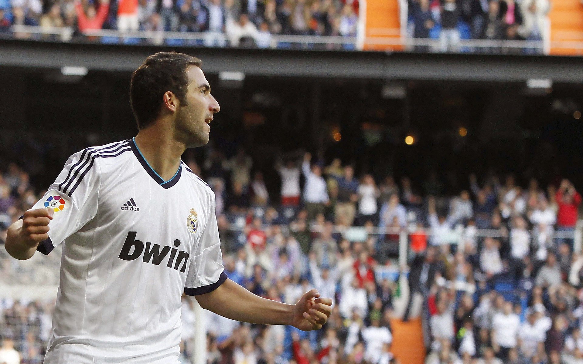 北非雄鹰展翅欧陆,东瀛武士闪耀德比—足球世界的多元光芒