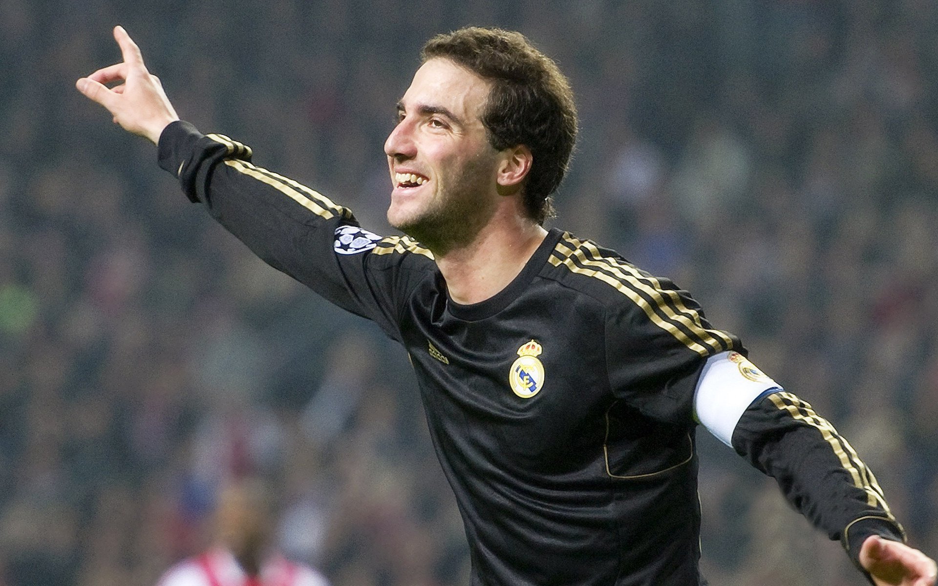 爱游戏在线-詹姆斯统治级表现点燃全场，骑士主场狂胜魔术彰显冠军底蕴