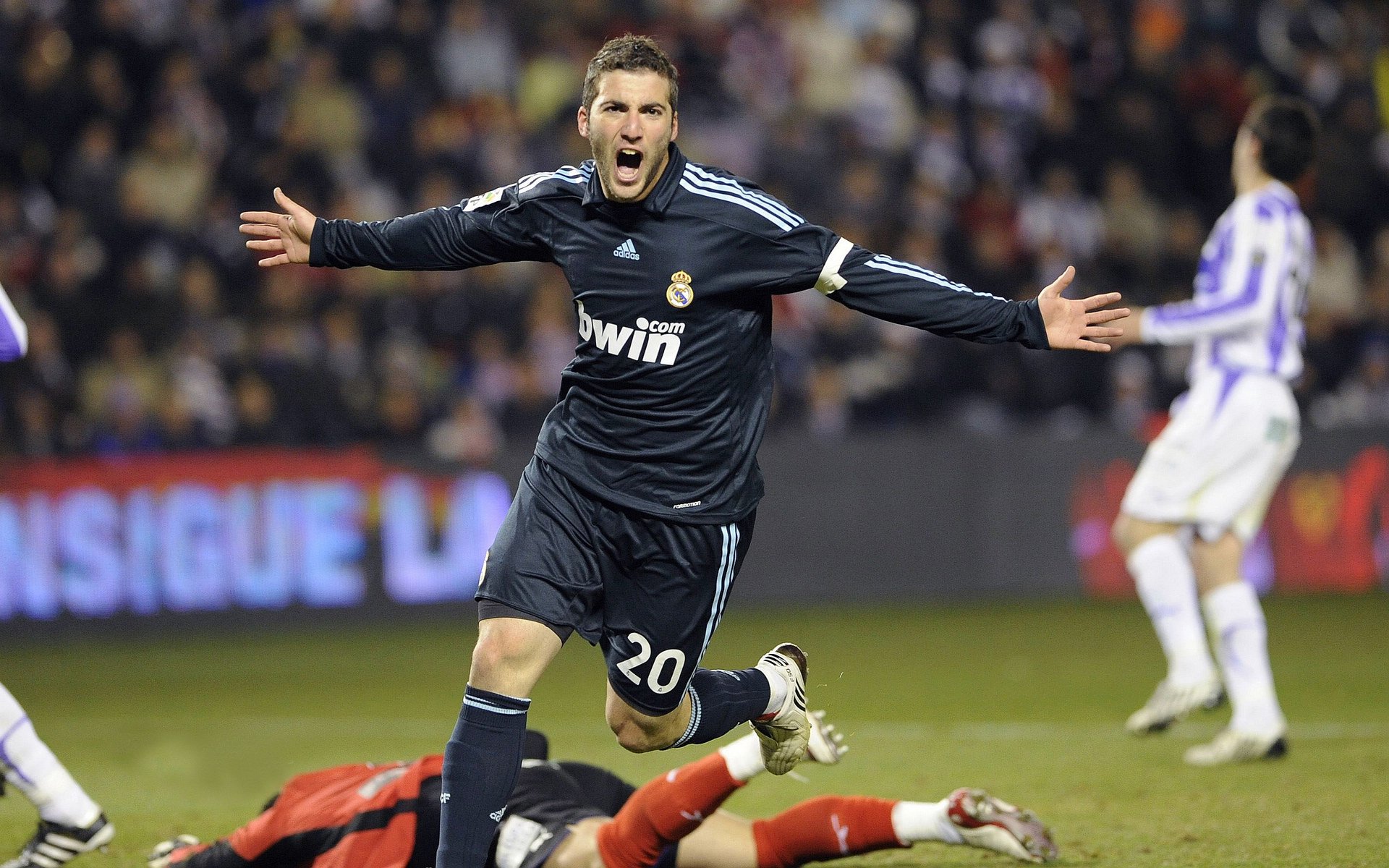 爱游戏在线-绿茵烽火，西甲德比启示录与米兰的苏格兰闪电战